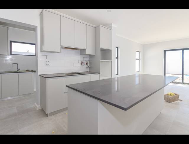 4 BEDROOM FREEHOLD FOR SALE IN PARKLANDS NORTH